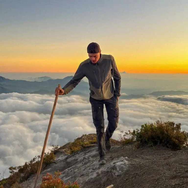 Sacha de Gusty au sommet d'un volcan