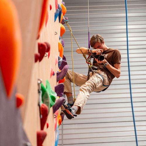 Sacha Van Cauwenbergh de Gusty Studio fait une vidéo pour Pink Peaks à Grimbergen